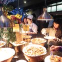 Diner dans un grand buffet