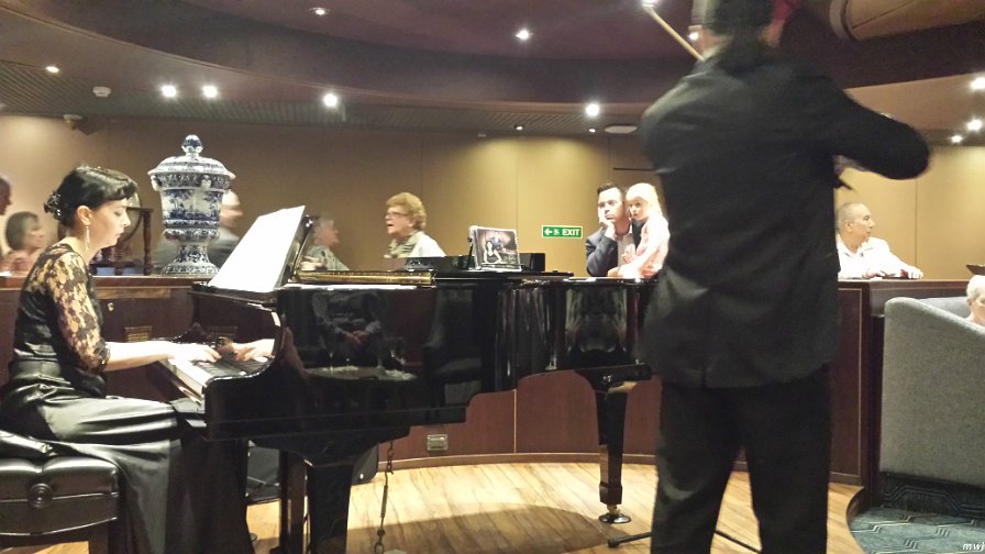 Superbe Violoniste et pianiste du bateau