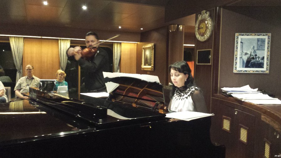 Superbe Violoniste et pianiste du bateau