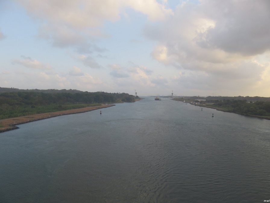 On entre dans les premières écluses du canal de Panama