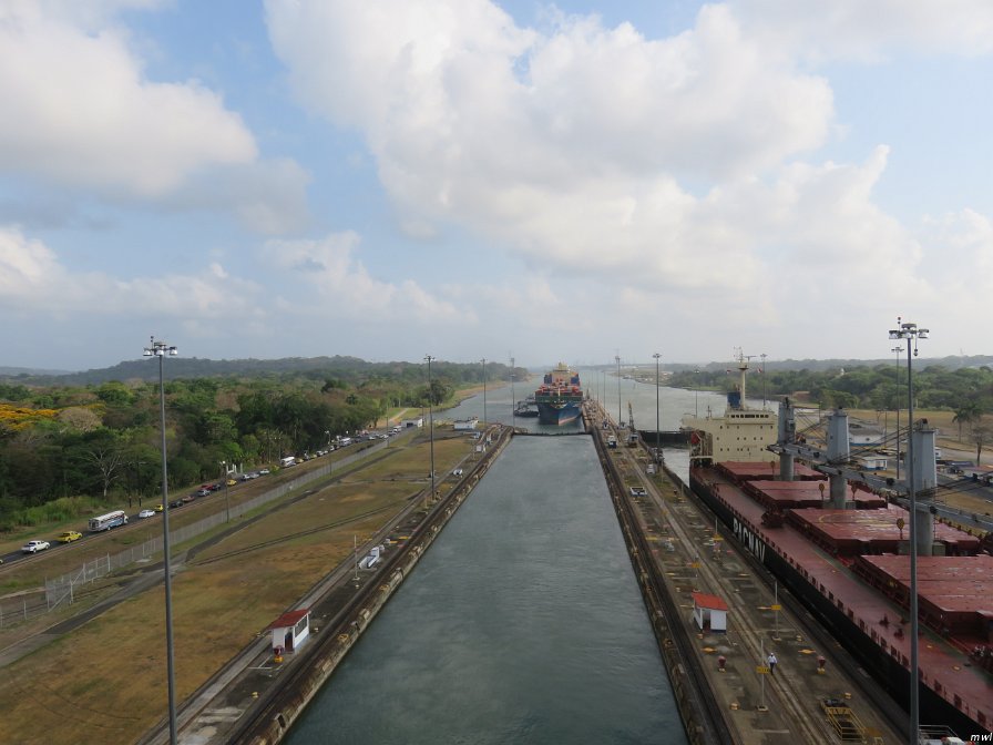 On entre dans les premières écluses du canal de Panama