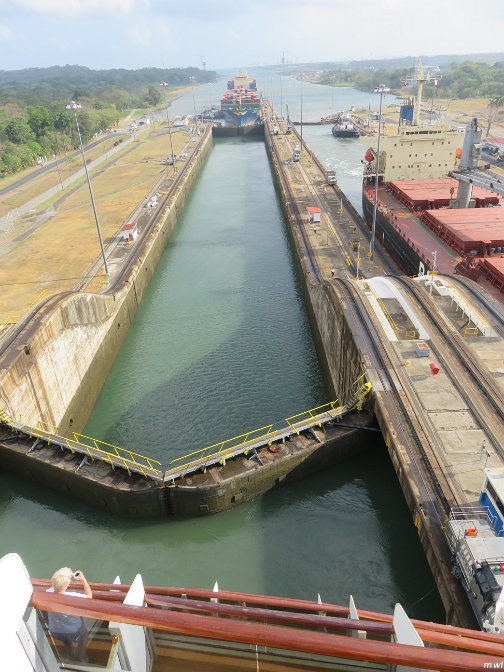 On entre dans les premières écluses du canal de Panama