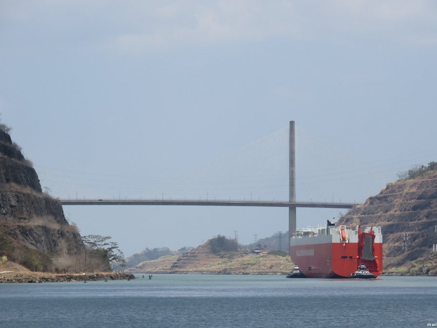 Nous traverserons les écluses en compagnie du grand bateau rouge