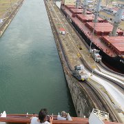 On entre dans les premières écluses du canal de Panama