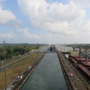 On entre dans les premières écluses du canal de Panama