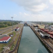 On entre dans les premières écluses du canal de Panama