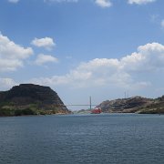 Nous traverserons les écluses en compagnie du grand bateau rouge