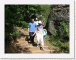 2005:05:19 17:05:49 - Descente vers le monast�re avec nos amis de voyage