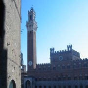 Voyage à Sienne Il Palio di Siena è una competizione fra le contrade di Siena nella forma di una giostra equestre di origine medievale che si svolge due volte l'anno: il 2...