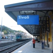 Visite d'une petite ville de la campagne de Rome Les cartes de Google sont excellentes pour les noms de rue. Pas pour les chemins de fer, les gares ou les attraits touristiques qui n'ont pas payé Google. La...