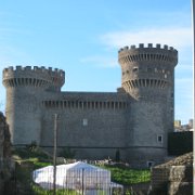 Visite d'une petite ville de la campagne de Rome ROCCA PIA. C'est au sud de la ville, près des ruines de l'amphithéâtre romain que le pape Pie II fit construire cette forteresse, au XVe siècle, mais qui ne fut...
