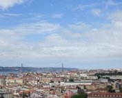 Lisbonne vue d'en haut. Notez le pont, plus de 2 Km.